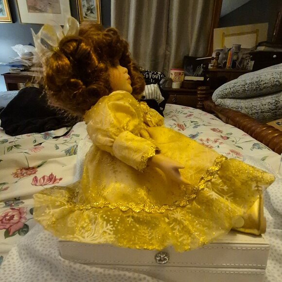 Seated Musical Doll. Her head moves while music plays. - Picture 5 of 8